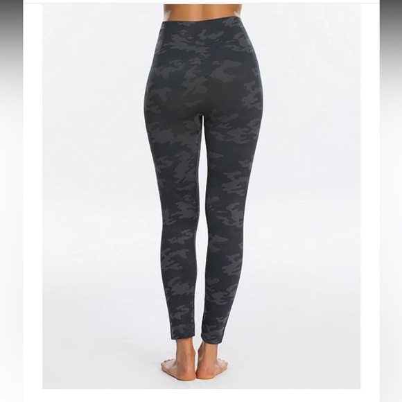 Spanx Faux Leather Seamless Black Camo Print Leggings
Small - Picture 3 of 5